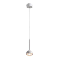 ZAVI II lámpara colgante LED blanca con cúpula pequeña perforada, encendida, fondo blanco