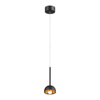 ZAVI II lámpara colgante LED negra con cúpula perforada e interior dorado, encendida, fondo blanco