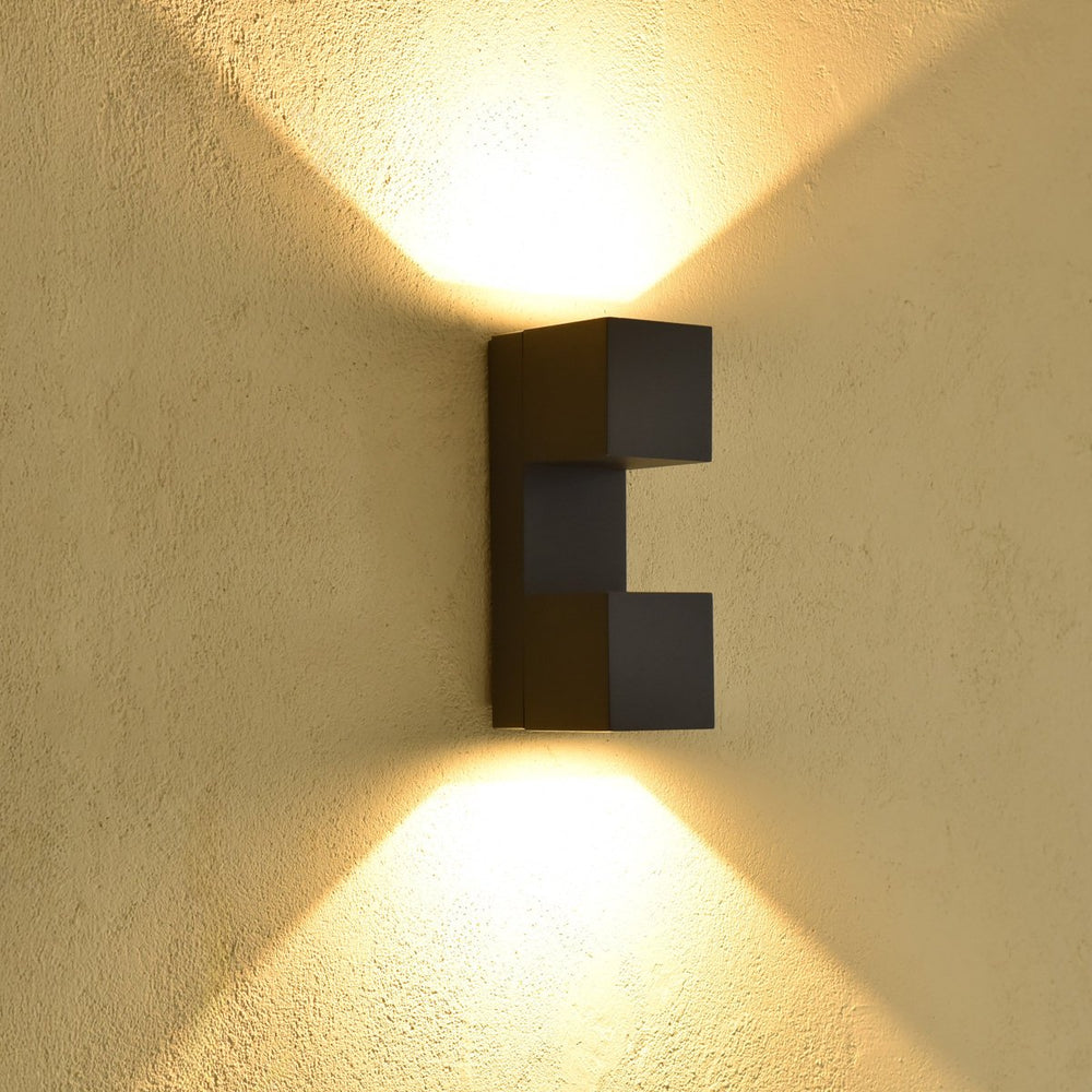 ARCADRO encendido con luz hacia arriba y abajo en muro beige