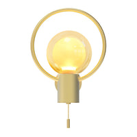 CIRCA, arbotante LED dorado de aro con globo de cristal, fondo blanco