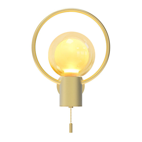 CIRCA, arbotante LED dorado de aro con globo de cristal, fondo blanco – Lámpara de Diseño Báez Lumina