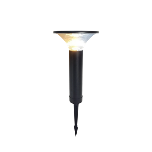 TILDA lámpara solar con estaca negra y pantalla estriada encendida, fondo blanco – Lámpara de Diseño Báez Lumina