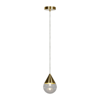 GOCCIA CEILING colgante LED en forma de gota de cristal transparente con remate dorado, fondo blanco