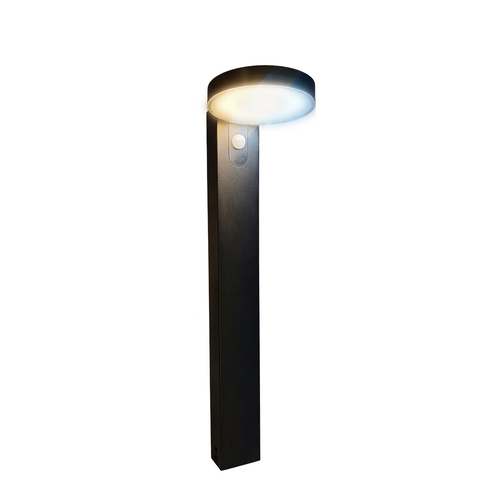 BIDA II lámpara solar con estaca negra con cabezal redondo encendido, fondo blanco – Lámpara de Diseño Báez Lumina
