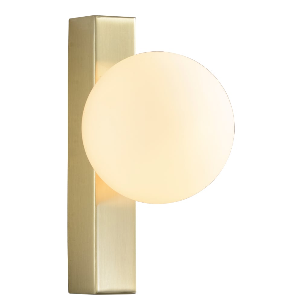 GOMEISA II arbotante dorado con esfera de cristal opalino encendida, fondo blanco