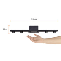 CRUCIS sobre la mano para comparar su tamaño: 510 mm de largo, 72 mm de alto y 90 mm de fondo