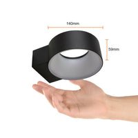 AACHEN II sobre la mano para comparar su tamaño: 170 × 140 mm y 59 mm de alto