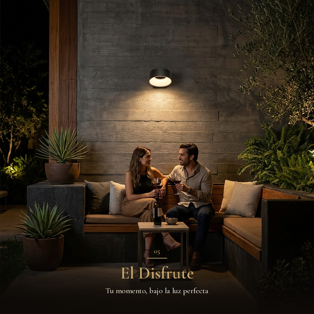 pareja conversando en la terraza bajo la luz de AACHEN II