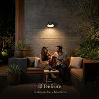 pareja conversando en la terraza bajo la luz de AACHEN II