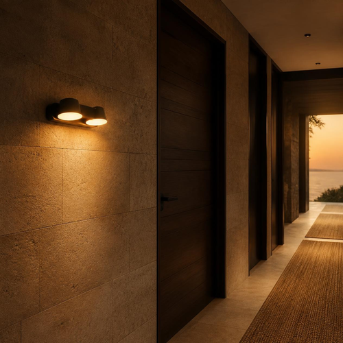 ALGORA II encendido en muro de piedra de pasillo exterior – Vista Detalle Báez Lumina