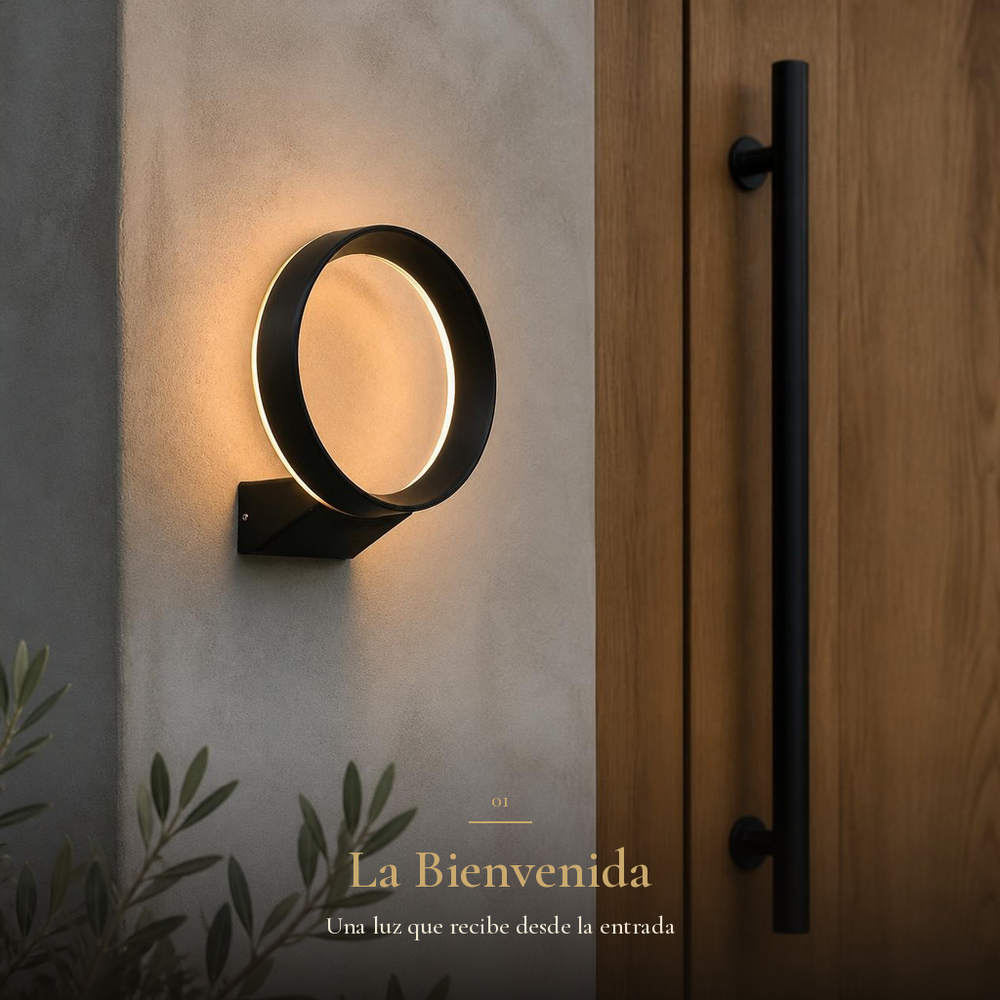 ANELLO I aro negro encendido en muro de microcemento junto a puerta de madera con jaladera negra