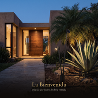 La Bienvenida: ANTEN II encendido iluminando agaves junto al camino de entrada de una casa