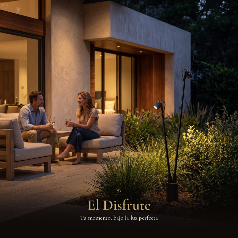 El Disfrute: Pareja conversando en el patio de noche junto a ANTEN II iluminando las plantas