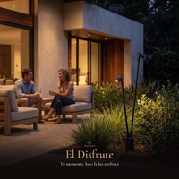 El Disfrute: Pareja conversando en el patio de noche junto a ANTEN II iluminando las plantas