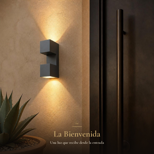 ARCADRO gris encendido con luz arriba y abajo en muro de estuco arena junto a puerta de acero – Vista Detalle Báez Lumina