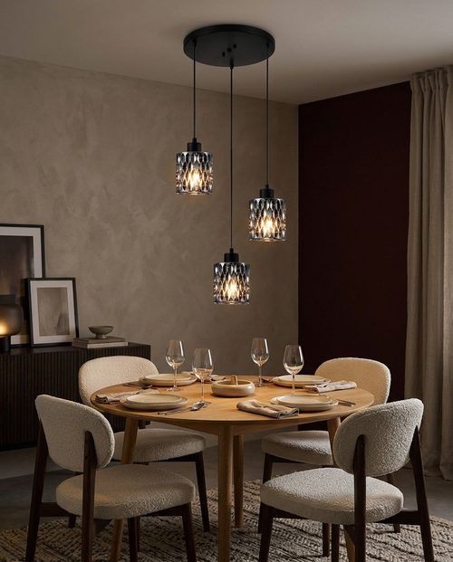 AURORA II encendida sobre mesa redonda de roble en comedor – Vista Detalle Báez Lumina
