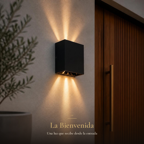 BANNOR arbotante cuadrado negro encendido junto a puerta de madera en fachada gris al anochecer – Vista Detalle Báez Lumina