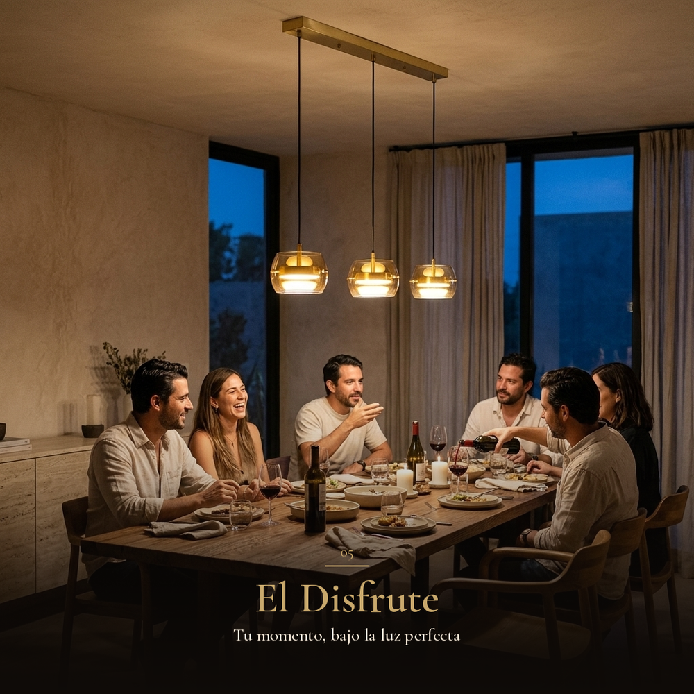 El Disfrute: Amigos cenando bajo la luz cálida de BAREL CEILING