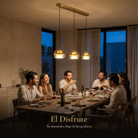 El Disfrute: Amigos cenando bajo la luz cálida de BAREL CEILING