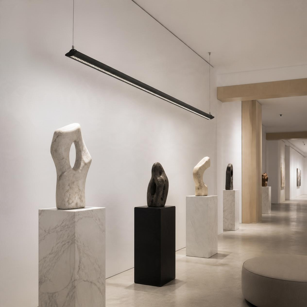 BARNARD iluminando galería con esculturas sobre pedestales