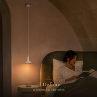 Mujer leyendo en cama bajo BELEL I blanca encendida