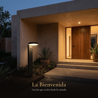 La Bienvenida: BIDA II encendida en la entrada techada junto a los escalones de la puerta