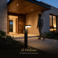 El Disfrute: Hombre llegando a casa de noche bajo el pórtico iluminado por BIDA II