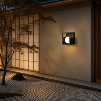 BOITE en muro de casa japonesa frente a jardín zen de grava