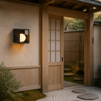 BOITE junto a puerta de madera con cristal en acceso de jardín