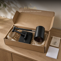 BRACCIO desempacado en caja kraft sobre credenza de roble, con bolsa de tornillos y taquetes e instructivo