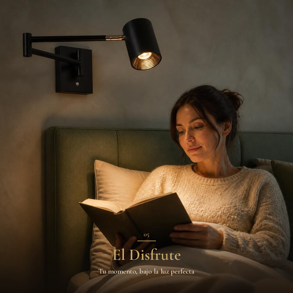 Mujer leyendo en la cama de noche bajo la luz de lectura de BRACCIO con el brazo extendido