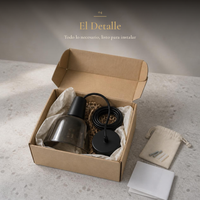 BUBUP desempacado en caja kraft: pantalla de cristal humo, cable negro enrollado y florón, con bolsa de tornillos e instructivo