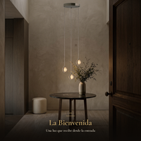 La Bienvenida: BURBIA CEILING II encendido sobre mesa de recibidor junto a la puerta de nogal