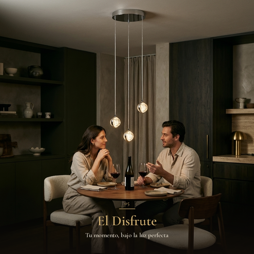 El Disfrute: pareja brindando en mesa de comedor bajo la luz cálida de BURBIA CEILING II