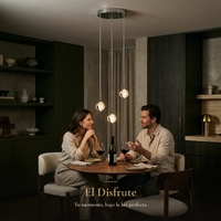 El Disfrute: pareja brindando en mesa de comedor bajo la luz cálida de BURBIA CEILING II