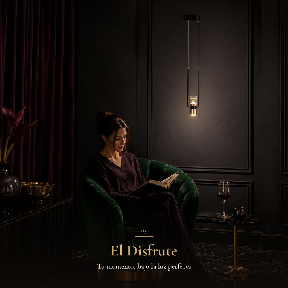 Mujer leyendo en sillón verde bajo CANDEA I encendida