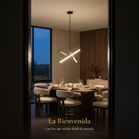 La Bienvenida: colgante CARTER encendido sobre mesa de comedor puesta para la cena