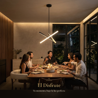 El Disfrute: amigos cenando bajo la luz cálida del colgante CARTER