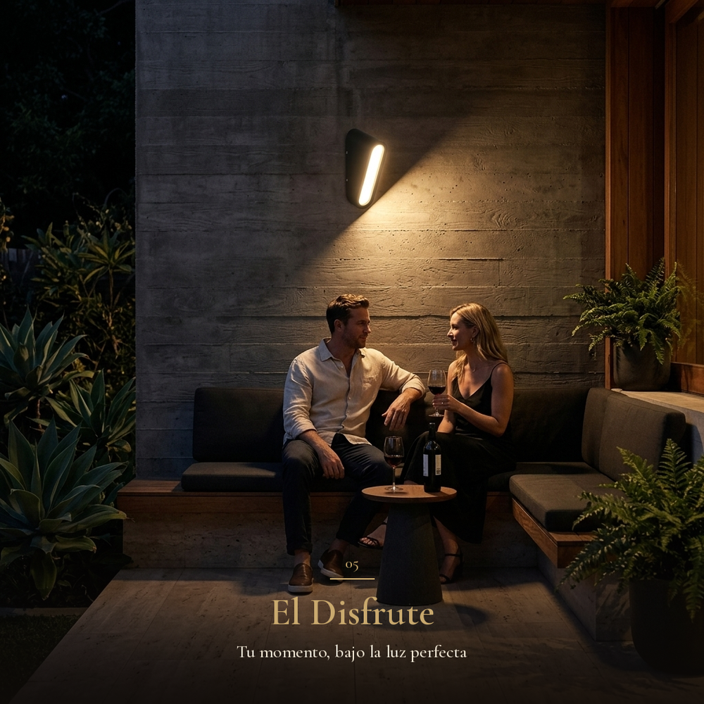 pareja conversando en la terraza bajo la luz de CEFEO II