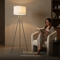 mujer leyendo en un sillón junto a CHAMUK