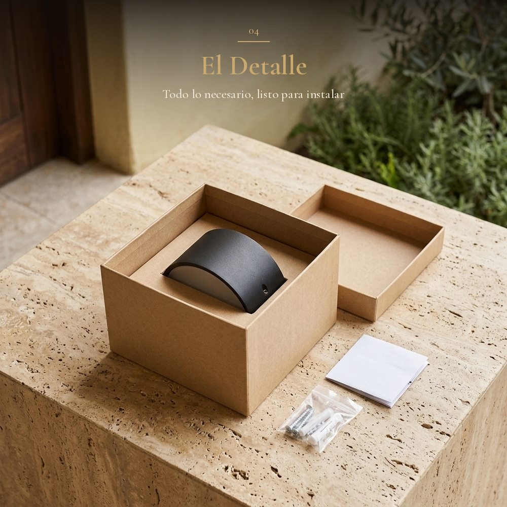 El Detalle: CINCEL en su caja kraft con kit de montaje e instructivo sobre mesa de travertino