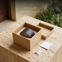 El Detalle: CINCEL en su caja kraft con kit de montaje e instructivo sobre mesa de travertino