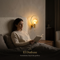 mujer leyendo en la cama junto a la luz de CIRCA