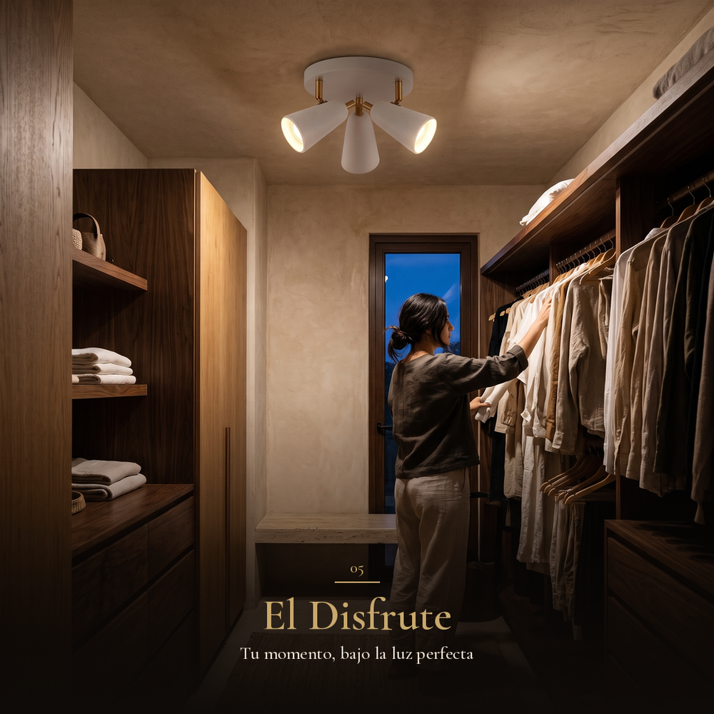 El Disfrute: Mujer eligiendo ropa en un vestidor iluminado por COMPAS REDONDO