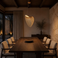 CONIA sobre mesa de comedor de madera con sillas tapizadas
