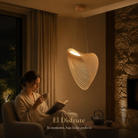 Mujer leyendo en sillón bajo CONIA encendida