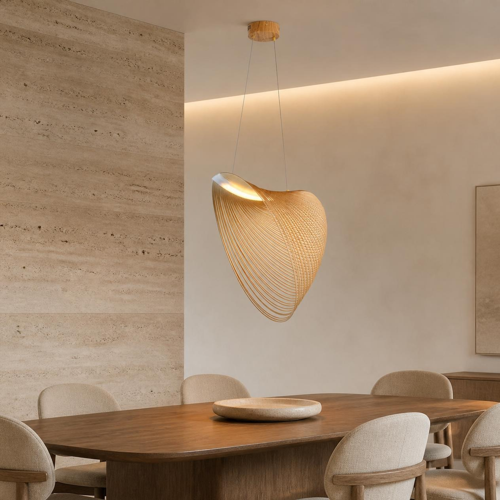 CONIA sobre mesa de comedor en espacio de muros de travertino