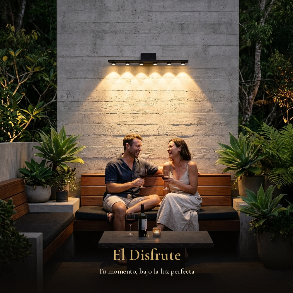 pareja conversando en la terraza bajo la luz de CRUCIS
