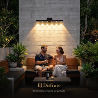 pareja conversando en la terraza bajo la luz de CRUCIS