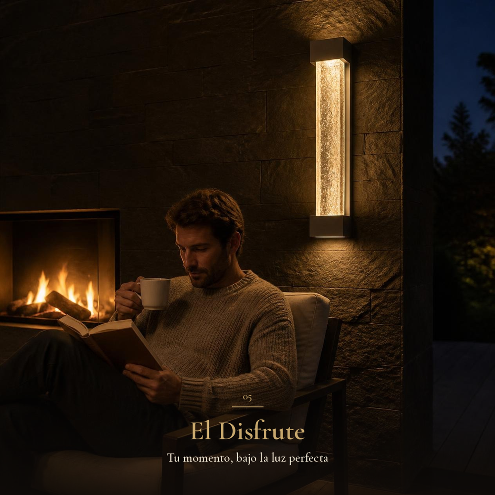 Hombre leyendo junto a chimenea bajo CRUX II encendido
